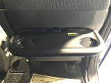 折りたたみ式の【シートバックテーブル】限られた空間を有効活用。車内の家族時間をもっと快適に。