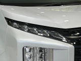 【LEDヘッドライト】悪天候や夜間走行時も良好な視界を確保し安心して運転できる高輝度LEDヘッドライトを装備!点灯速度が早く、消費電力も抑えられています。