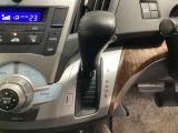 CVT車のセレクトレバーです。低速から高速まで、変速ショックのないスムーズな走りを実現するとともに、エンジン効率のよい領域を維持することで燃費にも貢献します。