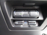 ETCレーンやスマートICなど遠方へのお出かけのサポートをしてくれるETC車載器を装備。