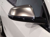 【BMWミラー】視認性の高いスタイリッシュなミラー。自動防眩機能も付いており夜間のドライビングをサポートします。