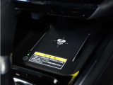 ◆ワイヤレス充電器◆ワイヤレス充電規格Qiに適合した機器を充電エリアに置くことで使用できます。