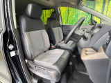 運転席まわりには十分なスペースがあり、大柄な方でもゆったり運転していただける環境です。