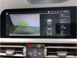 【バックモニター】”R”レンジにシフトチェンジして頂くとバックカメラとセンサーが起動し駐停車時の運転をサポートします。