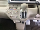 足元スッキリ、インパネシフトです。パーキングブレーキはフットブレーキタイプなので、運転席と助手席の間がスッキリしています。