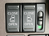 【両側パワースライドドア】スマートキーや運転席のスイッチで後席両側スライドドアの開閉が可能♪電動だから力を入れてドアを開ける必要が無く、小さなお子様でも簡単に開け閉めでき快適です♪