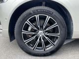 10スポーク7.5J×19ダイヤモンドカット/ブラック 235/55R19サイズのタイヤはミシュランのオールシーズンタイヤを装備。