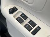【電動格納ミラー】サイドミラーは電動格納式となっており、狭い駐車場でもキズがつくリスクを抑えられます。