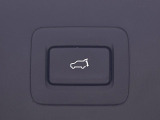 【パワーバックドア】スマートキーや運転席のボタンを押すだけでリアゲートが自動で開閉します!荷物を持っている時や、高い位置にあるバックドアを閉める際に便利な機能です♪
