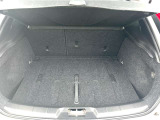 奥行きの広いトランクルームは荷物を固定するためのフックや12V電源を備えるなど、使い勝手にも配慮されています。