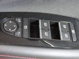運転席のパワーウインドースイッチ部です。頻繁に触れる場所こそ、使用状況が出ますよね。