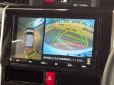 【パノラミックビューモニター】専用のカメラにより、上から見下ろしたような視点で360度クルマの周囲を確認することができます☆死角部分も確認しやすく、狭い場所での切り返しや駐車もスムーズに行えます。