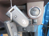スマートエントリー&プッシュスタートを装備しております。カギをかばんに入れたまま乗り降り!発進ができます!重い荷物を持ったままカギを探すのは大変じゃないですか?これはドアハンドルを握るだけ!
