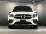 フロントグリル中央に大きく輝くスリーポインテッドスター。メルセデスベンツならではのステータスを強く感じる事ができます