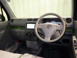 運転の際、常に目にする部分だけにシックで飽きのこないデザインが良いですね。