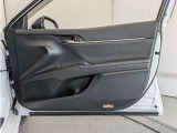運転席ドア内張はご覧の通り。ドアポケットの収納もバッチリです