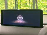【10.25インチマツダコネクト】車内の雰囲気にマッチした大型ディスプレイ。スマホ接続でのナビ使用やBluetooth再生等、様々な機能が楽しめます。直感的なダイヤル操作が可能で、使い勝手も良好です。
