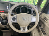 インテリアに合わせたデザインのステアリングは、運転される方のことも考え、運転しやすい形状、大きさです。是非一度、実際に触ってお確かめください。