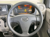 インテリアに合わせたデザインのステアリングは、運転される方のことも考え、運転しやすい形状、大きさです。是非一度、実際に触ってお確かめください。