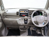 操作性に優れた運転席となります!小物入れや各ボタンの配置にこだわり、使いやすいです!座り心地もよく視認性も良好なのでロングドライブもお任せ下さい!