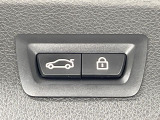 ●電動リアゲート:ワンタッチでリアゲートの開閉ができ、荷物などで両手が塞がっている状態でも簡単に開閉ができる便利機能です。