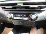 お好みの温度に合わせれば自動的に調節、オートエアコン装備。年中快適な車内。