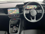 操作性を考慮し、センタークラストをドライバー側に傾けているため快適に運転して頂けます。