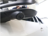 助手席側の死角になりやすい左前方の映像を車内の11.6インチディスプレイに表示。狭い道での安心感を高め、ドライバーの視界をサポートします。