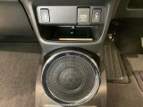 前席の左右別々のシートヒータースイッチが付いています。HiとLoの2段階で温度設定ができます。スイッチの間のアクセサリーソケットは、USBのアダプターなどをつければ、スマホの充電にも使えます。