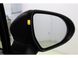 BSD/RCTA搭載。隣接車線の後方から接近する車両や、後退時に左右から接近する車両の存在をドアミラーの接近表示灯で知らせることにより、車線変更時や後退時の後側方確認をアシストしてくれます。