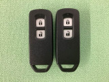 スマートキーを装備しています。鍵を差し込むことなくドアロックの開け閉めと、スタートボタン操作でのエンジンスタートができます。スペアキーも同じものを用意しております。