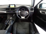 革巻きステアリングで快適な操作性の運転席です。