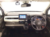 【前方視界】開放的な前方視界!運転がしやすく疲れにくいです♪窓が大きく、見通しがとっても良いおクルマですよ♪