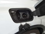 ボディ右側には急速充電と家庭用充電の差し込み口がございます。アウディショールームにお越しの際には備え付けの急速充電設備PCAで充電可能となっております。