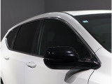 電動格納ミラーになっておりますので、車内からミラーの角度の調節、開いたり・格納ができて便利です♪