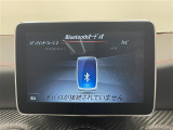 マットブラックにホワイトのLIBERALAのロゴの建物と看板が目印です。