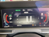 スポーティーなメーター回り、センターディスプレイにはお車の様々な情報を表示してくれます。