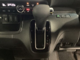 CVT車のセレクトレバーです。低速から高速まで、変速ショックのないスムーズな走りを実現するとともに、エンジン効率のよい領域を維持することで燃費にも貢献します。