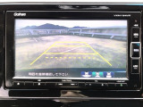 【バックカメラ】運転が苦手な方も車庫入れラクラクです!ギアをリバースに入れれば自動的に切り換わりますので、面倒な操作は不要です♪狭い駐車場もお車を傷つけず安心ですね!