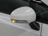 サイドターンランプ付きドアミラー。車両のドレスアップと右左折時の被視認性を兼ね備えたお洒落なミラーです。