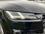 ウイング状のデイタイムランニングライトを備えるLEDヘッドライト。昼光に近い照明によって進路を照らし、昼夜ともに目視しやすく視認性を高め安全性と快適性を向上させます。