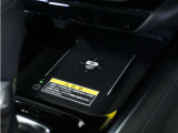 ◆ワイヤレス充電器◆ワイヤレス充電規格Qiに適合した機器を充電エリアに置くことで使用できます。