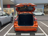 バックドアは大きく開きます。定員乗車時でも十分広いラゲッジスペースを確保しています