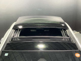 ★パノラミックルーフは、太陽の光を大きく取り入れあたかもオープンカーに乗っているような雰囲気をか持ち出します。非常に気持ちよく過ごせるオプションとなっております。