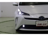 シャープなデザインのヘッドライトは環境に優しく経済的なLED。前方の明るさを感知し、自動で切替わるオートハイビームを搭載しているので、面倒なライトの切替えは不要です。