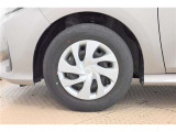 【ホイールカバー】純正なので車に似合うデザインになっていますね。スタッドレスタイヤもご相談下さい。