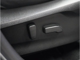 ”電動シートを装備。お客様に安全に運転頂けるよう座席の位置、座面の上げ下げやリクライニングの加減も細やかな設定を可能にしました。”