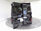 横開きの【わくわくゲート】は荷物だけでなく人も簡単に乗り降りができるステップワゴンならではの装備です。
