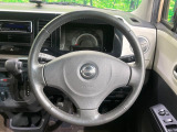 インテリアに合わせたデザインのステアリングは、運転される方のことも考え、運転しやすい形状、大きさです。是非一度、実際に触ってお確かめください。