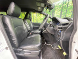 運転席まわりには十分なスペースがあり、大柄な方でもゆったり運転していただける環境です。